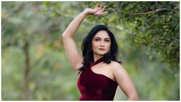 ರಜನಿ ನಿರೂಪಕಿಯೂ ಹೌದು ರಜನಿ ನಿರೂಪಕಿಯೂ ಹೌದು