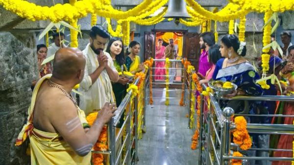 ಎಲ್ಲರನ್ನೂ ದೇವಾಲಯದ ಒಳಗೆ ನೋಡಿ ಕಕ್ಕಾಬಿಕ್ಕಿ ಆದ ಶಾರ್ವರಿ ಎಲ್ಲರನ್ನೂ ದೇವಾಲಯದ ಒಳಗೆ ನೋಡಿ ಕಕ್ಕಾಬಿಕ್ಕಿ ಆದ ಶಾರ್ವರಿ