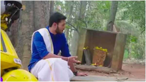 ದೇವರ ಬಳಿ ಕಷ್ಟ ಹೇಳಿದ ರಾಮಾಚಾರಿ ದೇವರ ಬಳಿ ಕಷ್ಟ ಹೇಳಿದ ರಾಮಾಚಾರಿ