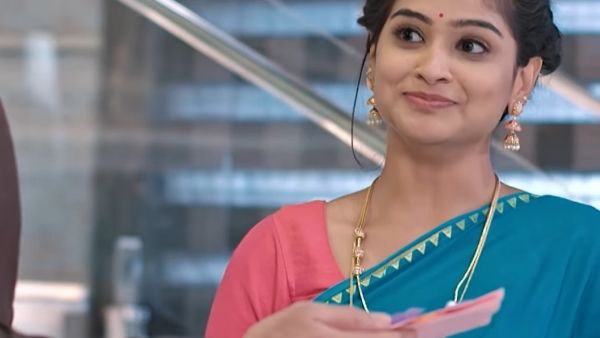 ಅವಿಗೆ ಗ್ರೀಟಿಂಗ್ ಕಾರ್ಡ್ ಕೊಡಲು ಬಂದ ಪೂರ್ಣಿಮಾ ಅವಿಗೆ ಗ್ರೀಟಿಂಗ್ ಕಾರ್ಡ್ ಕೊಡಲು ಬಂದ ಪೂರ್ಣಿಮಾ