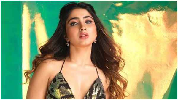 Biggboss fame Saanya Iyer Gets Trolled For Showing Cleavage In Her Recent Photoshoot Biggboss fame Saanya Iyer Gets Trolled For Showing Cleavage In Her Recent Photoshoot