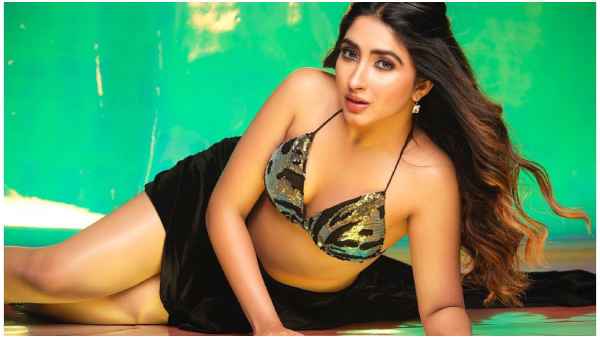 Biggboss fame Saanya Iyer Gets Trolled For Showing Cleavage In Her Recent Photoshoot Biggboss fame Saanya Iyer Gets Trolled For Showing Cleavage In Her Recent Photoshoot