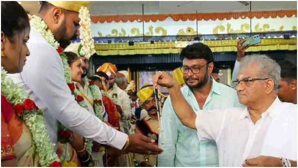 Dharmasthala Dharmadhikari Veerendra Heggade showers praise on Darshan For his Humility 