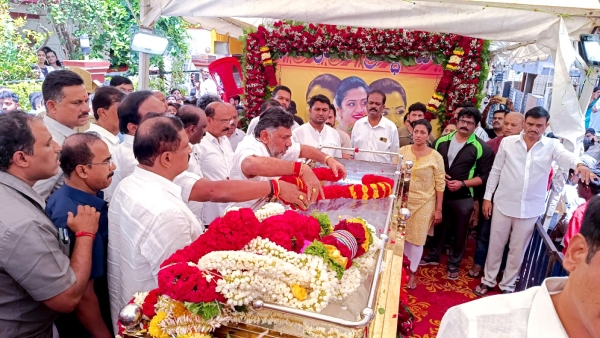 siddaramaiah-dk-shivakumar-pay-their-last-respects siddaramaiah-dk-shivakumar-pay-their-last-respects