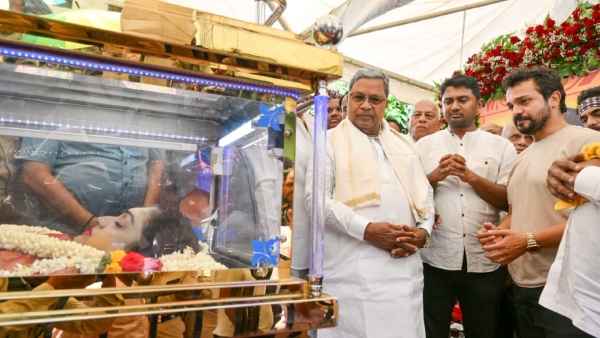 siddaramaiah-dk-shivakumar-pay-their-last-respects siddaramaiah-dk-shivakumar-pay-their-last-respects