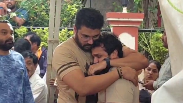 Sandalwood stars, political leaders pay their last respects to Spandana Vijay Raghavendra Sandalwood stars, political leaders pay their last respects to Spandana Vijay Raghavendra