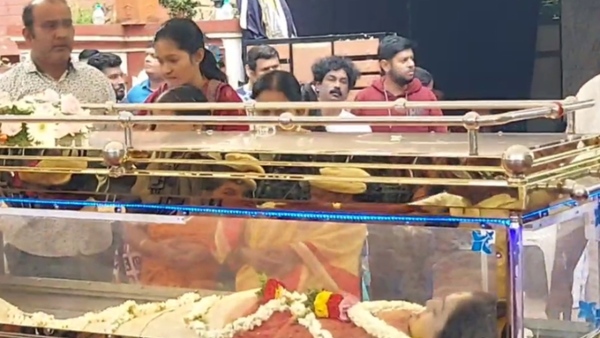 Sandalwood stars, political leaders pay their last respects to Spandana Vijay Raghavendra Sandalwood stars, political leaders pay their last respects to Spandana Vijay Raghavendra