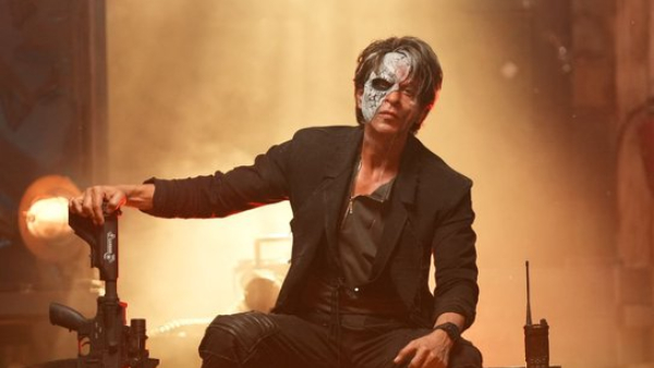 Fans line up outside theatre at 2 AM to buy Shah Rukh Khan’s latest film Jawan tickets