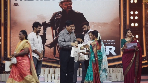 kalanithi-maran-gifts-gold-coins