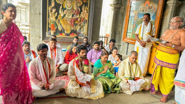 Actor Vijay Deverakonda visits temple after Kushi success