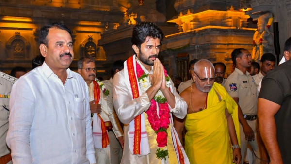 Actor Vijay Deverakonda visits temple after Kushi success