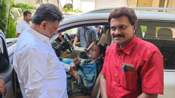 leelavathi-and-actor-vinod-raj-met-dcm-d-k-shivakumar