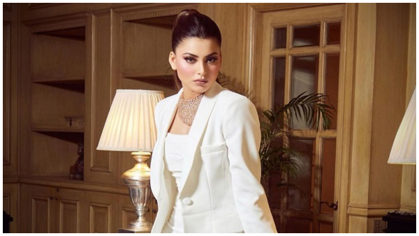 Urvashi-Rautela-announces-reward-iPhone