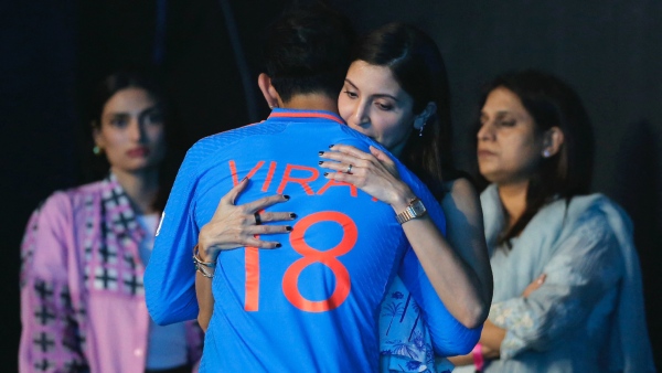 anushka-sharma-gives-warm-hug-to-husband anushka-sharma-gives-warm-hug-to-husband