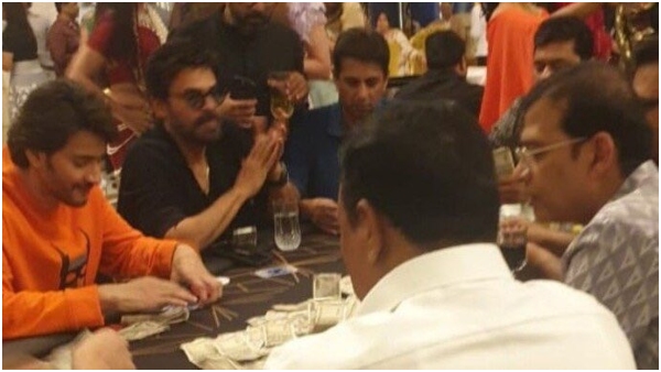 mahesh-babu-and-venkatesh-playing-cards