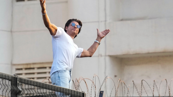 Shah Rukh Khan greets fans with signature pose outside Mannat on his birthday