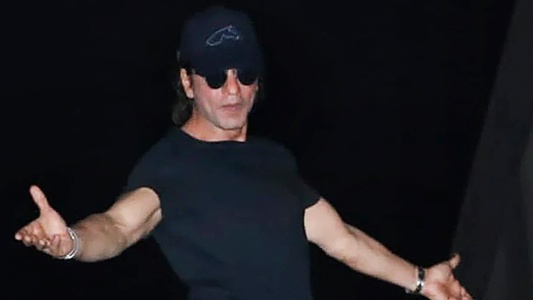 17 fans phones stolen outside Mannat on Shah Rukh Khan birthday celebration 17 fans phones stolen outside Mannat on Shah Rukh Khan birthday celebration
