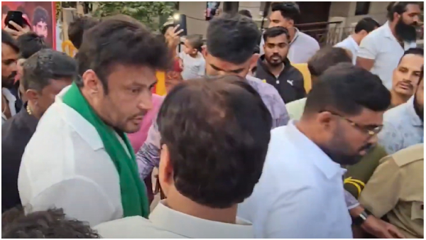 Darshans 47th birthday: seven hundred people deployed for security 