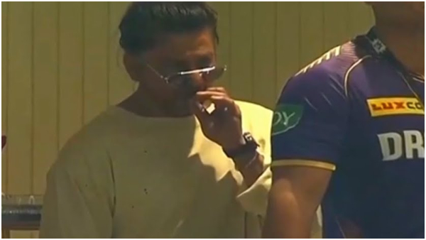Bollywood King Khan Caught Smoking During IPL Match