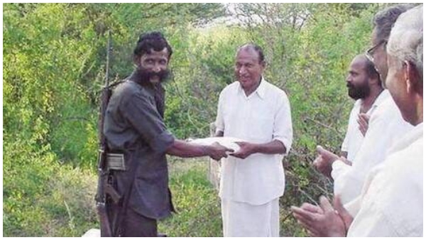 What was the gift given by Indian poacher Veerappan while releasing Dr Rajkumar