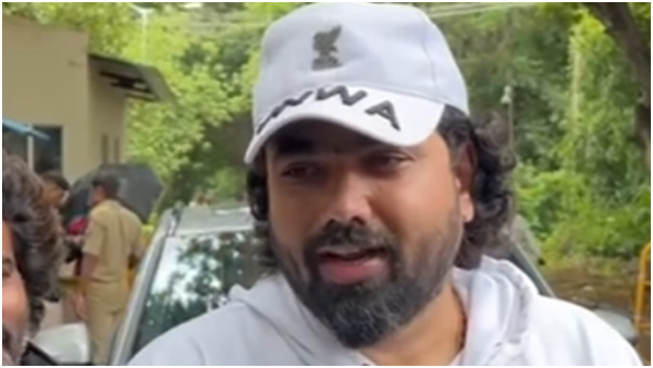 Which are the two books Kaatera director Tharun Sudhir gave Darshan in jail