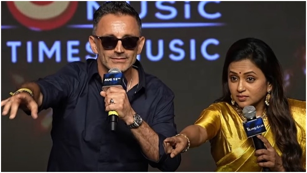 Actor Daniel Caltagirone kissed anchor suma hand on-stage