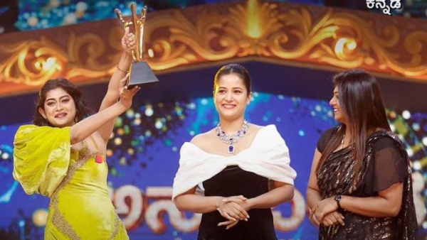 Bhagyalakshmi actress Asha Ayyanar won Colors Kannada Mana Mecchida Sahodari Award Bhagyalakshmi actress Asha Ayyanar won Colors Kannada Mana Mecchida Sahodari Award