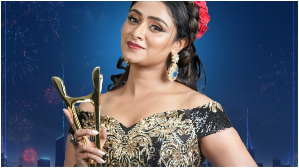 Bigg boss Fame Sangeetha Sringeri receives the colors kannada Youth Icon Award Bigg boss Fame Sangeetha Sringeri receives the colors kannada Youth Icon Award