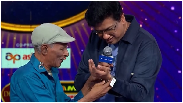 Sarigamapa senior contestant Raju gifts to judge Vijaya Prakash