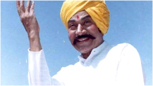 Can You Guess this Actress Who stand between Dr Rajkumar and Ex CM SM krishna