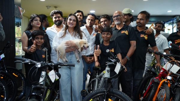 Kannada actress Ramya gifted bicycles to child artists of the Puppy movie