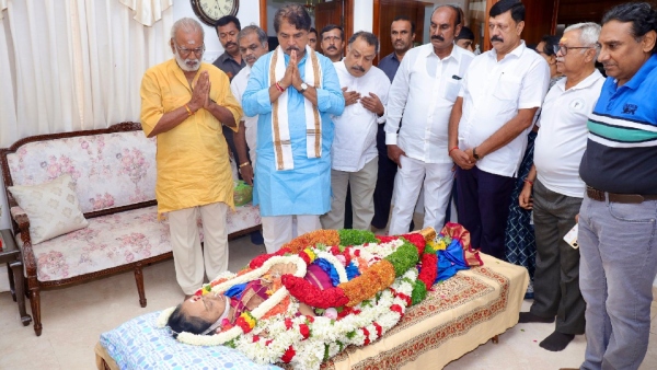 outrage-srinath-rockline-venkatesh-slammed-for-funeral-photos-at-b-saroja-devis-rites