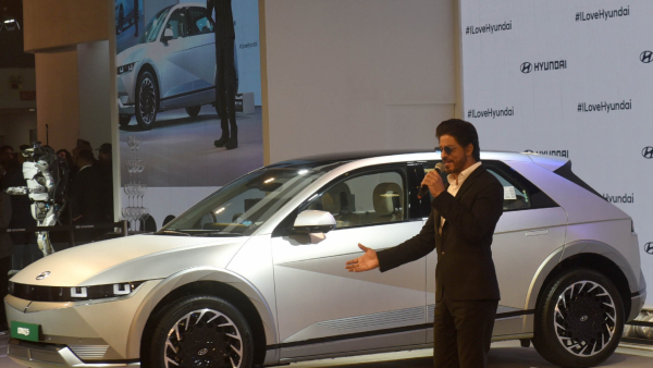 Shah Rukh Khan amp amp Deepika Padukone Face FIR Over Hyundai Car Defect Complaint in Bharatpur