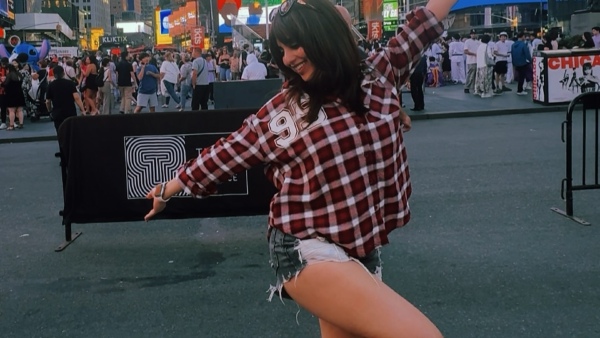 Bigg Boss Nivedita Gowda Grooves to Kichcha Sudeep s Song in Times Square Fans Go Wild