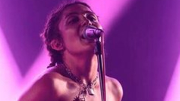 french-singer-rebecca-baby-groped-during-concert-responds-with-bold-on-stage-protest