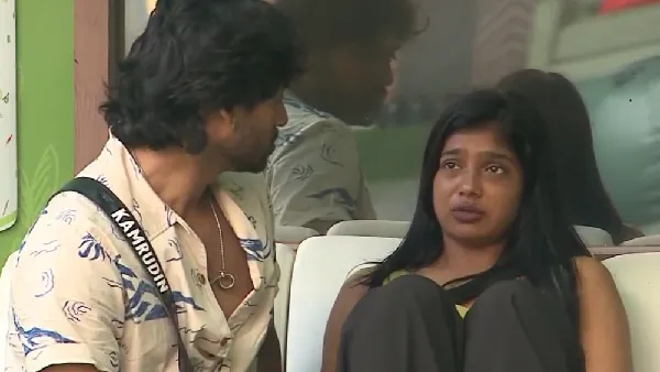 Bigg Boss 9 SHOCKER VJ Parvathy amp amp Kamarudin s Room Moment Caught on Camera Viral Video