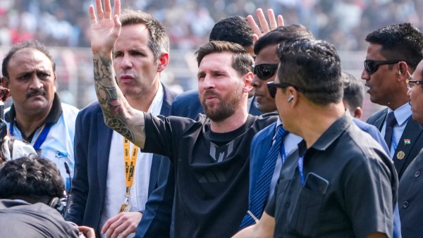 PITCH INVASION SRK Meets Messi in Kolkata But Fan Fury Erupts into Chaos