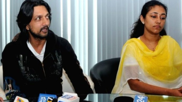 Vijayalakshmi Sudeep s Photo Sparks Fresh Fan War Between Darshan and Sudeep Supporters Vijayalakshmi Sudeep s Photo Sparks Fresh Fan War Between Darshan and Sudeep Supporters