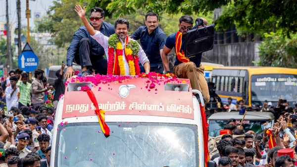 Chaos The Viral Moment a Bomb Scare Interrupted Thalapathy Vijay s High-Voltage Cycle Rally