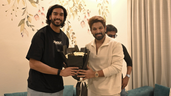 RCB star player Venkatesh Iyer met Allu Arjun in Hyderabad and gifted jersey to his son RCB star player Venkatesh Iyer met Allu Arjun in Hyderabad and gifted jersey to his son