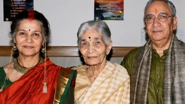 suhasini-mulay-lagaan-star-met-scientist-on-facebook-at-60-married-in-75-days