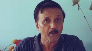 "കാറിൽ നോക്കിയപ്പോൾ ആ മഹാനടന് പാന്റില്ല, ഞാനിതൊക്കെ പൊട്ടിച്ചാലുണ്ടല്ലോ": ശാന്തിവിള ദിനേശ്
