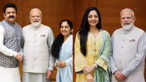 അദ്ദേഹത്തിന് ഞങ്ങളെ അറിയാമായിരുന്നു, അപ്പൂപ്പനെ പോലെ തോന്നി; മോദിയെക്കുറിച്ച് അഹാന കൃഷ്ണ