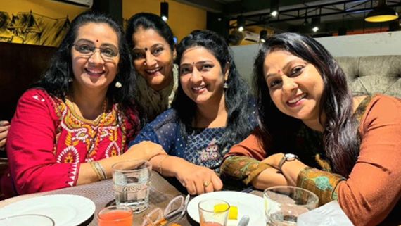 ഇവര്‍ക്കൊന്നും പ്രായമാവില്ലേ? എണ്‍പതുകളില്‍ കണ്ടത് പോലെ! മേനകയും ജലജയും കാര്‍ത്തികയുമൊക്കെ ഒന്നിച്ചപ്പോള്‍... 