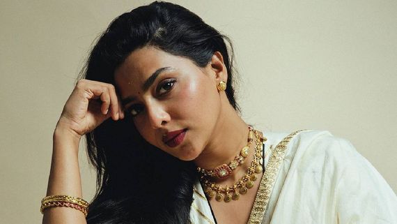 അയാളെ മാത്രം ഞാൻ കെട്ടിപ്പിടിച്ചില്ല; പിന്നീടയാൾ പിറകിലൂടെ വന്നു; എന്റെ തോന്നൽ ശരിയായിരുന്നു; ഐശ്വര്യ ലക്ഷ്മി 