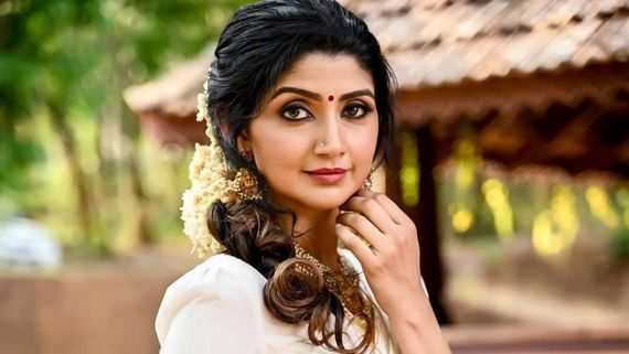 എങ്ങനെ അതിന് ചങ്കൂറ്റം വന്നെന്ന് ആരും ചോദിക്കാറില്ല, സിനിമ വിട്ടത് മാത്രമാണ് ചോദിക്കാറ്: ദിവ്യ ഉണ്ണി 