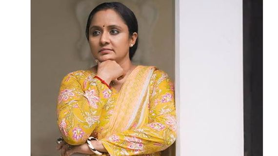 പേടിച്ചിട്ടാണോ പറയാത്തത്, എല്ലാവരും സത്യം അറിയുന്നതിന് മുന്‍പ് പറഞ്ഞൂടേ? സംശയമുണര്‍ത്തി നിഷയുടെ പോസ്റ്റ് 