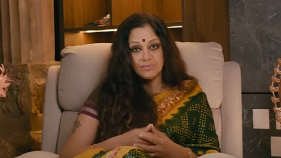 മുഖത്തെ ചുളിവുകൾ അവർ സൂം ചെയ്തു, എല്ലാവരും നല്ലവരല്ല; പ്രായമായെന്ന കമന്റുകളോട് ശോഭന 