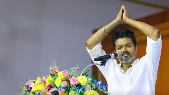 'പാർട്ടിക്ക് സ്വന്തം പണമില്ല, പിന്നിൽ അവർ; ജനങ്ങൾ വന്ന് വോട്ട് ചെയ്തോളും, ഒരുപാട് ഓടേണ്ടെന്ന് വിജയ് കരുതുന്നു'