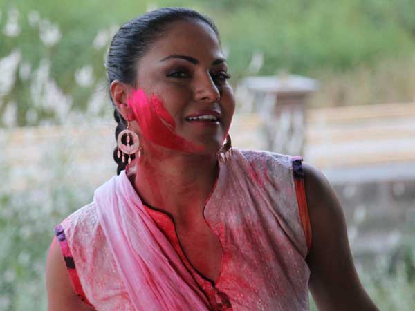 വീണ മാലിക്കിന്റെ ഹോളി ആഘോഷപ്പടങ്ങള്‍ 